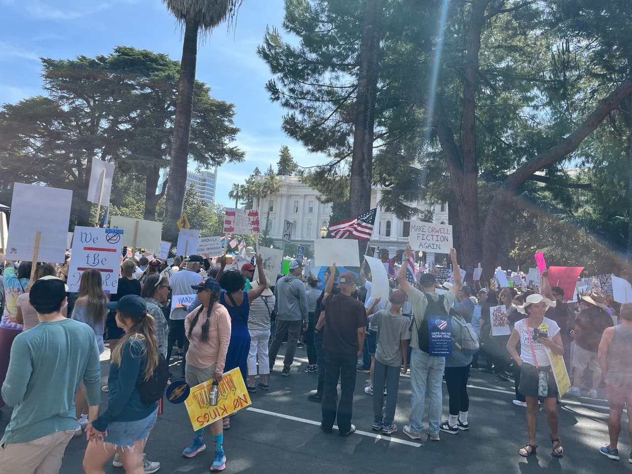 La protesta en el Capitolio estatal en Sacramento fue convocada de 10 de la mañana a 1 de la tarde.
