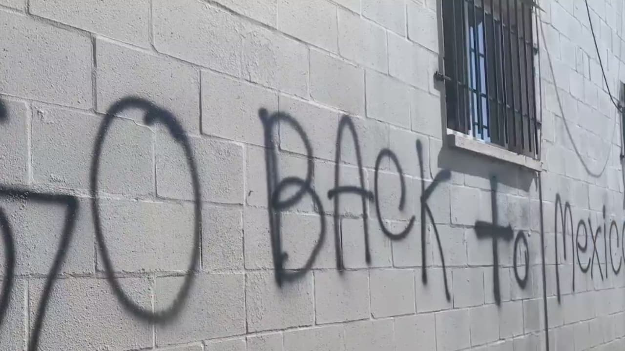 “Regresa a México”: dejan mensaje racista en taller automotriz de hispano