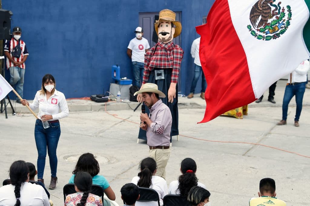 En México participarán cientos de 
<b>candidatos independientes</b>, sin el apoyo de los partidos políticos establecidos. En la imagen, el candidato independiente Julio González pronuncia un discurso durante un mitin de campaña en Dolores Hidalgo, estado de Guanajuato, el pasado 5 de mayo de 2021. González ha recibido amenazas de muerte anónimas.