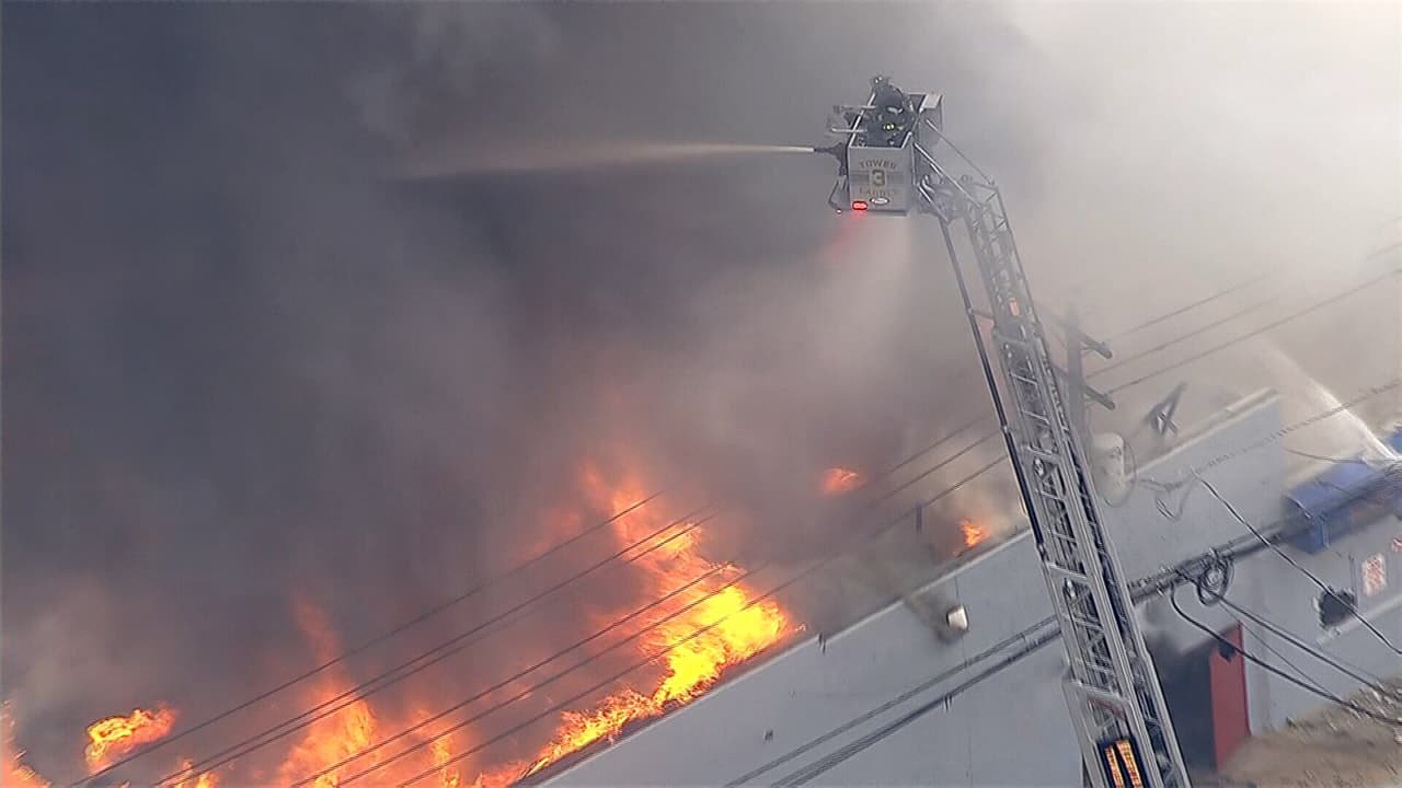 El Kennedy Boulevard está cerrado al tráfico entre las calles 11 y 15 mientras los bomberos trabajan para mitigar el fuego.