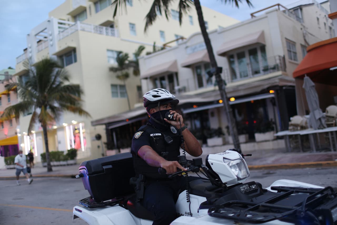“Actualmente podríamos sentir los impactos de la tormenta el domingo 23 de agosto, pero es más probable el lunes 24 de agosto”, dijo el departamento de manejo de emergencias de Miami Beach. 
<br>
<br>