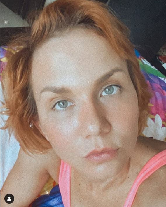 La protagonista de 'Mi pequeña traviesa' informó que su padre, Dennis Vieth, murió.