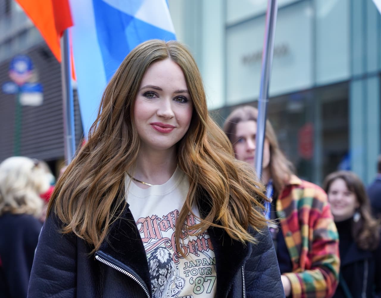 <b>Karen Gillan</b>
<br>Para las películas de Marvel esta actriz interpreta el papel de la antiheroína Nébula, una hija adoptiva de Thanos que esta llena de partes robóticas. Después de la muerte de su hermana Gamora se unió a los Guardianes de la Galaxia.