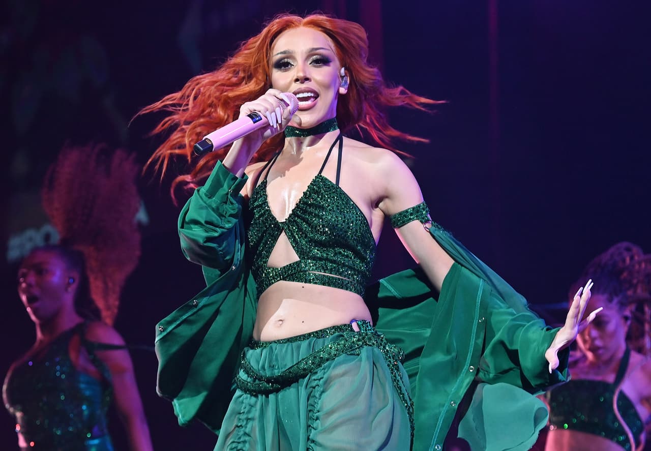 <b>Doja Cat</b>
<br>La cantante Doja Cat adoptó el color desde diciembre, cuando subió a su Instagram una foto con su nuevo look.