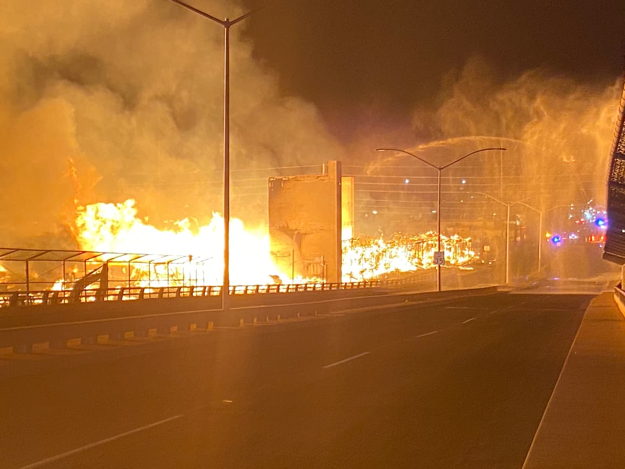 El incendio fue en un complejo de apartamentos de cuatro pisos en construcción que fue construido aproximadamente en un 40%, según reportan los bomberos de Phoenix. 
<br>