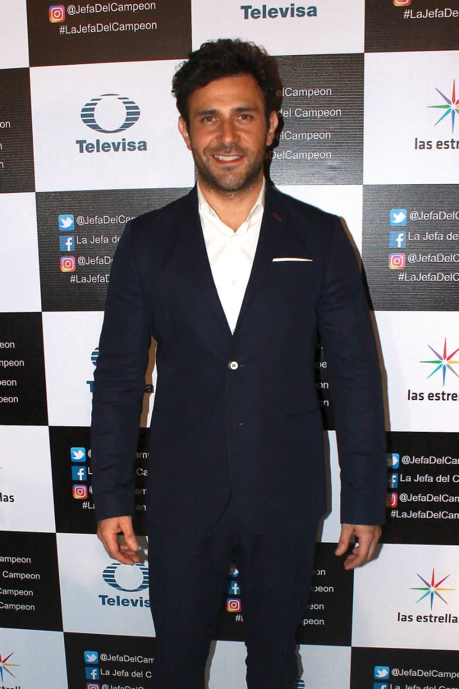 Por su parte, Carlos Ferro también compartió un mensaje de entusiasmo con sus seguidores en la misma red social: "La vida siempre te pone dónde debes de estar. Se aproxima una aventura para volar de nuevo. ¡Gracias por todo!". En la historia interpretará a un futbolista.