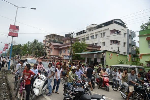 Miles de personas se encuentran en las calles desde que se produjo el movimiento telúrico alrededor de las 11:56, hora local (06:11 GMT).