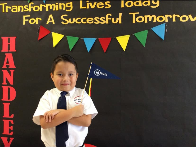 Aaron listo para segundo grado.