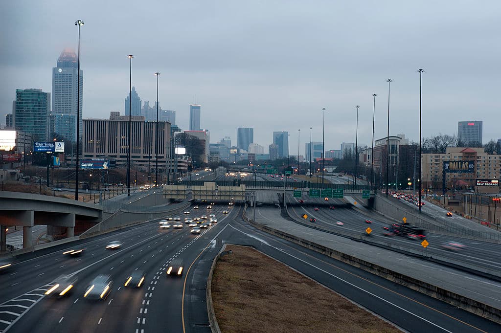 <b>09/10: Atlanta. </b>Atlanta, al igual que Philadelphia, vio un retraso de 37 horas para sus conductores por tráfico congestionado durante el año. La ciudad tuvo 109,475 horas anuales de retraso en el tráfico. La gravedad de los problemas diarios del tráfico en el país disminuyó el pasado año pero las causas fundamentales de estos problemas no cambiaron en absoluto. "Los elementos subyacentes de los problemas de tráfico (demasiados viajes en automóvil, demasiadas obras viales en las horas pico, choques, vehículos paralizados y problemas climáticos) no han retrocedido", dijo Tim Lomax, uno de los autores del informe. "Lo que es diferente es que esos elementos han sido eclipsados por la caída del volumen de tráfico".