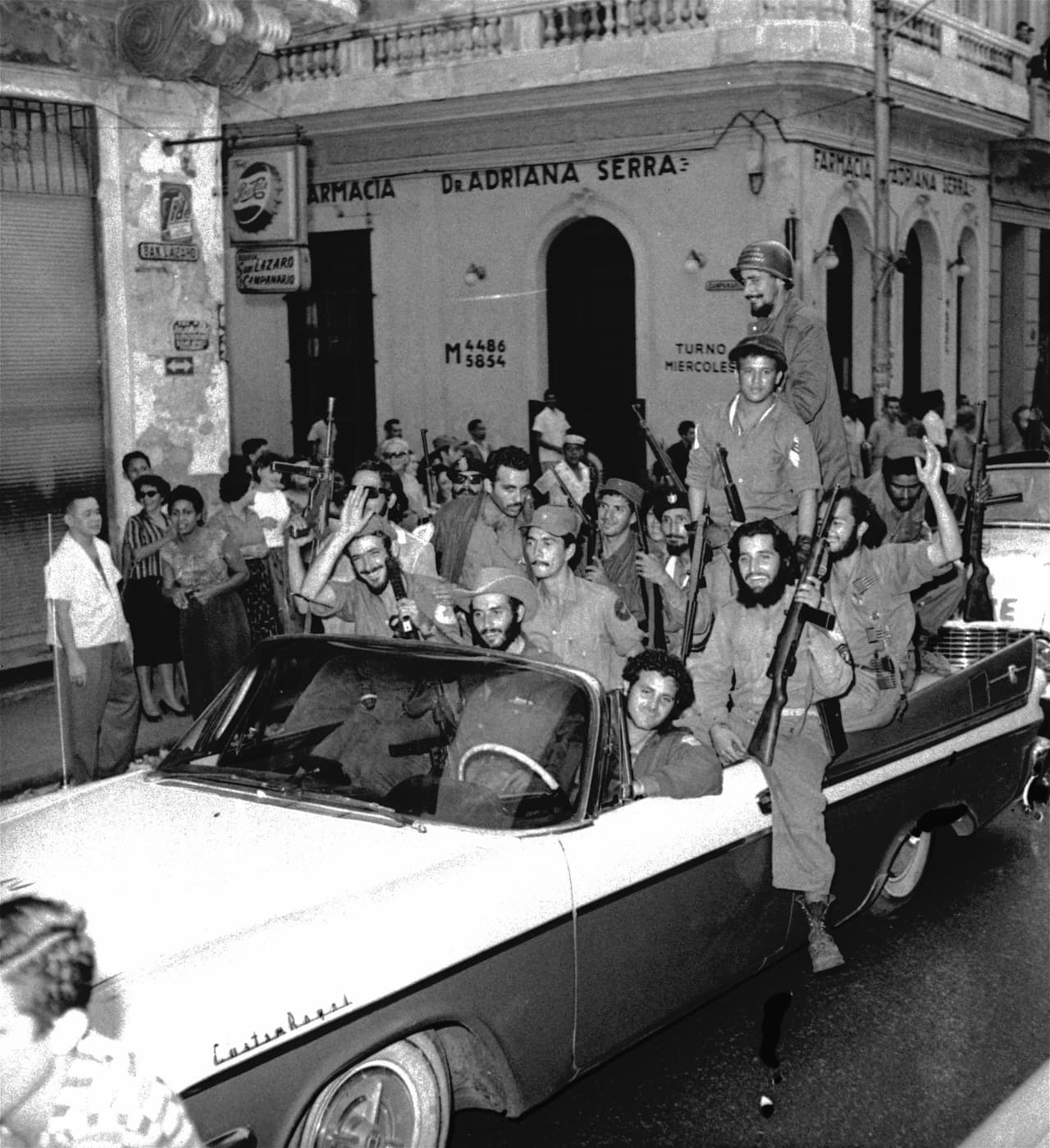 En febrero de 1962 el presidente estadounidense John F. Kennedy ordenó el embargo total de Cuba y en octubre la Unión Soviética retiró los 
<a href="https://www.univision.com/miami/jaqueline-kennedy-en-la-crisis-de-los-misiles-fotos#f5f30d170000">42 misiles nucleares</a> instalados en la localidad cubana de San Cristóbal, 
<a href="https://www.univision.com/shows/al-punto/los-momentos-de-alta-tension-entre-eeuu-y-cuba-en-las-ultimas-decadas-video">lo que dió fin a la llamada ‘Crisis de los misiles’</a>. En la fotografía varios guerrilleros del ‘movimiento 26 de julio’ celebrando el triunfo de la revolución en La Habana. 3 de enero de 1959.