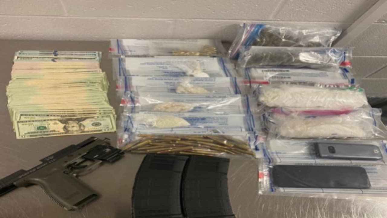 Durante los arrestos se hallaron una cantidad significativa de narcóticos, entre ellos, grandes porciones de cocaína, metanfetamina, marihuana y dinero en efectivo junto con un arma de fuego.