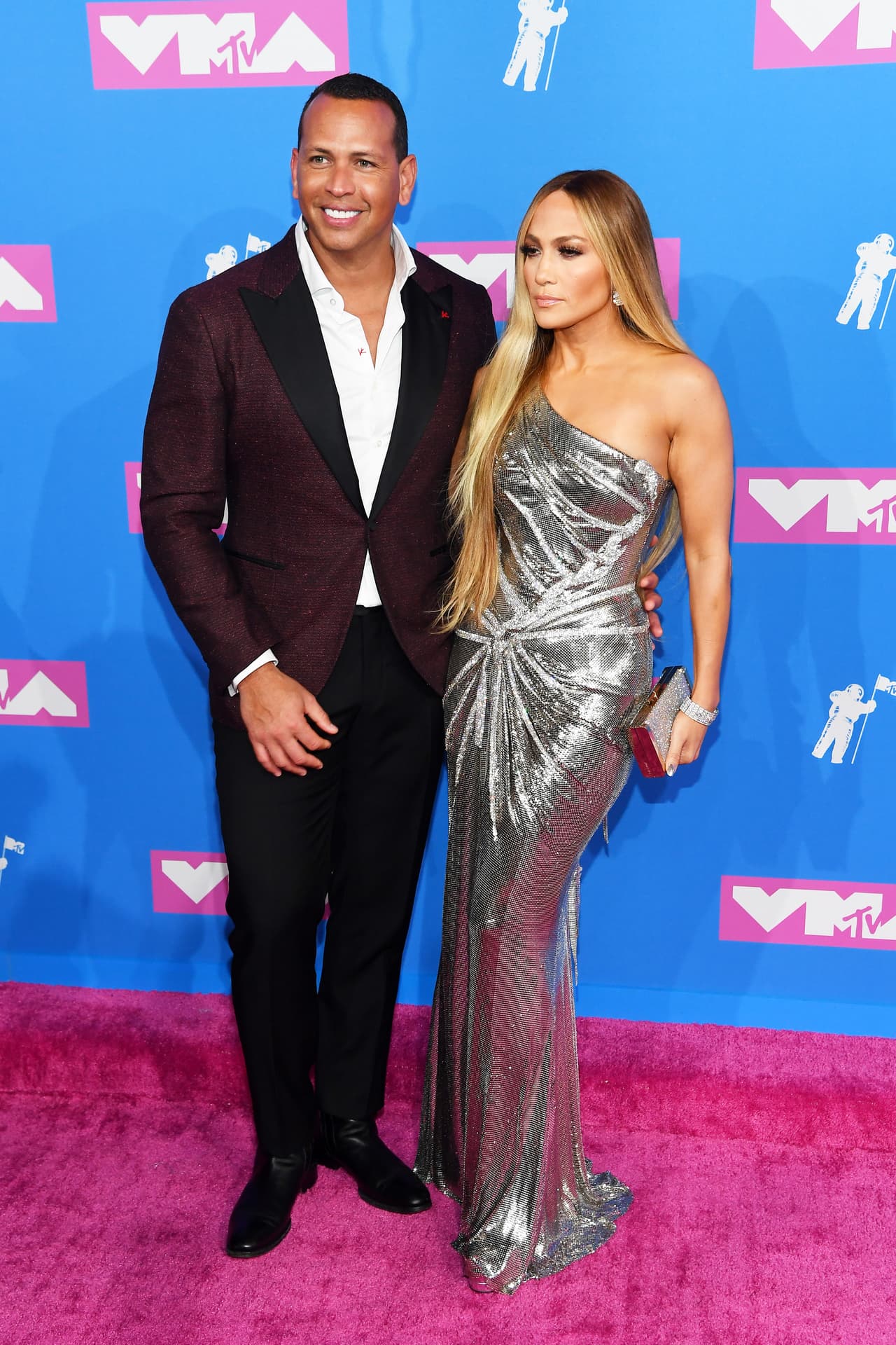 JLo llegó a la ceremonia de entrega de los MTV Video Music Awards acompañada de su pareja, el exbeisbolista Alex Rodríguez.
