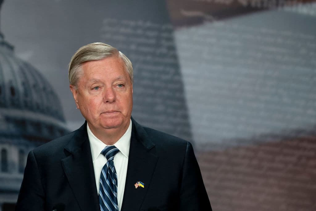 <b>Lindsey Graham (Carolina del Sur) </b>Tras el tiroteo, Graham dijo que el Senado debería crear legislación de bandera roja, aunque ha dicho que preferiría que esas leyes sea promovidas desde los estados y no a nivel federal.
<br>