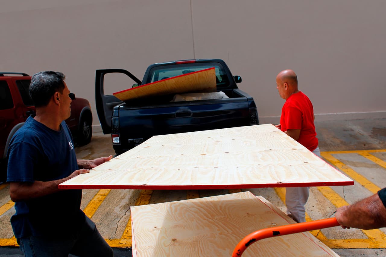 Desde el viernes de la semana pasada los puertorriqueños salieron a abastecerse con artículos de primera necesidad para el paso del huracán Irma, que este miércoles se acercará a la isla con vientos de 185 mph.