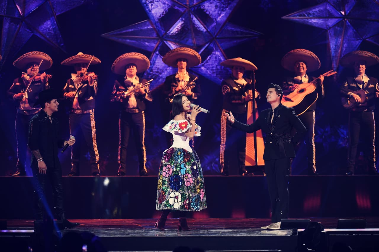 Acompañados de mariachi interpretaron los temas: 'Volver, volver', 'Cielito Lindo' y 'Mi gusto es'