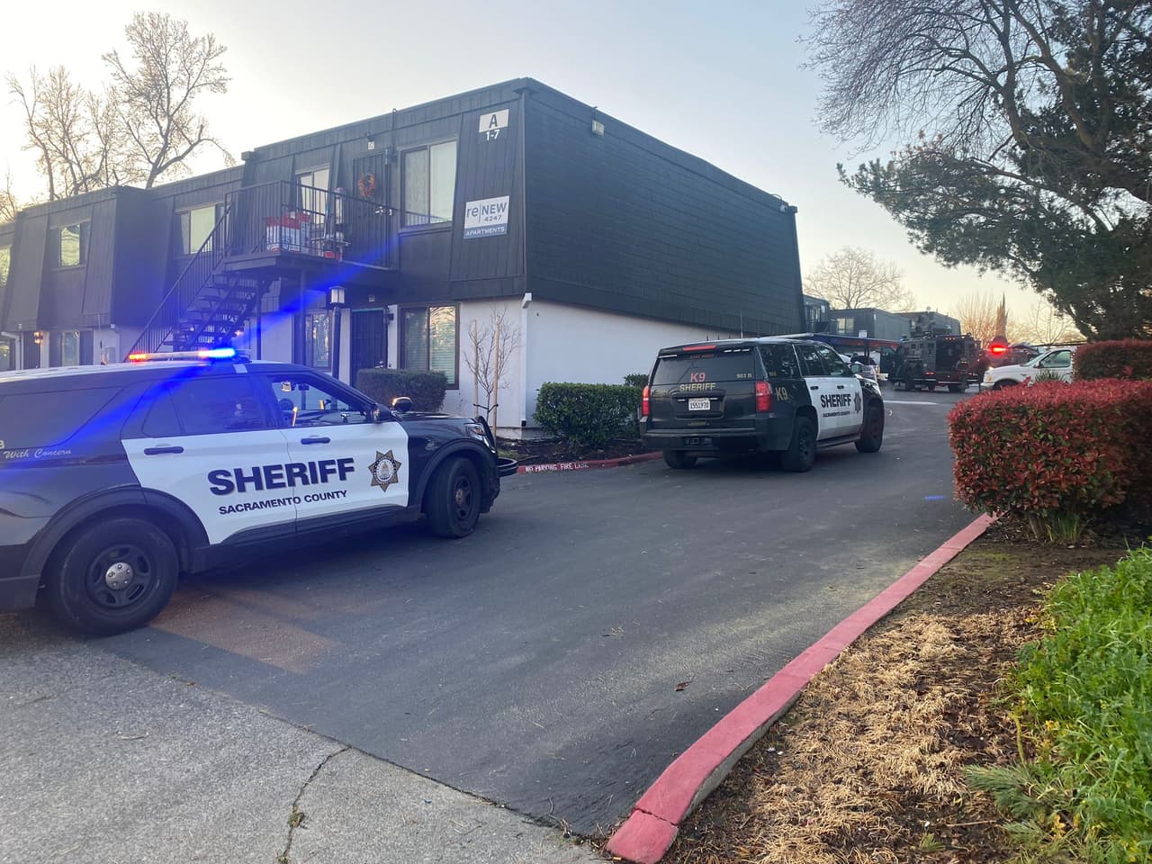 Sospechoso de violencia doméstica se atrinchera en Carmichael