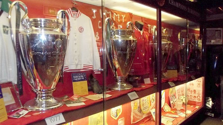 Las primeras cuatro Copas de Europa del Liverpool en el museo de Anfield; la tercera corresponde a la de 1981.