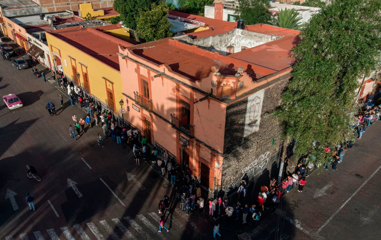 Una fila de votantes dobla una esquina en una casilla de Xochimilco, en la Ciudad de México .