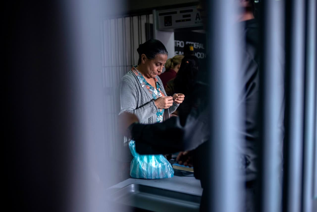 A pesar de su trato con el gobierno, la suerte de 'El Chapo' estaba en su contra. Su familia experimentó la rigurosidad de la prisión.