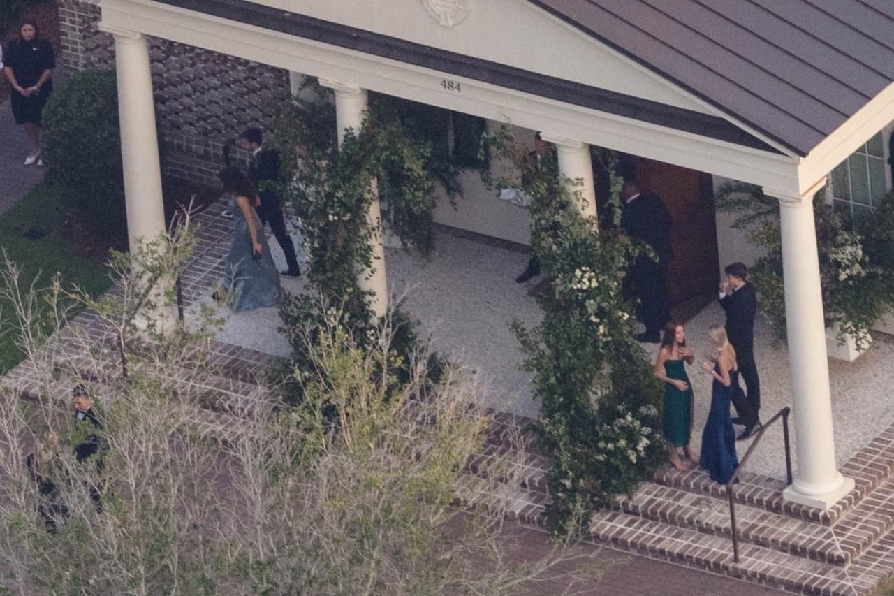 En la fiesta hubo champaña y el salón fue decorado por la compañía que está a cargo de galas como las de los premios Oscar y el GRAMMY.
<br>