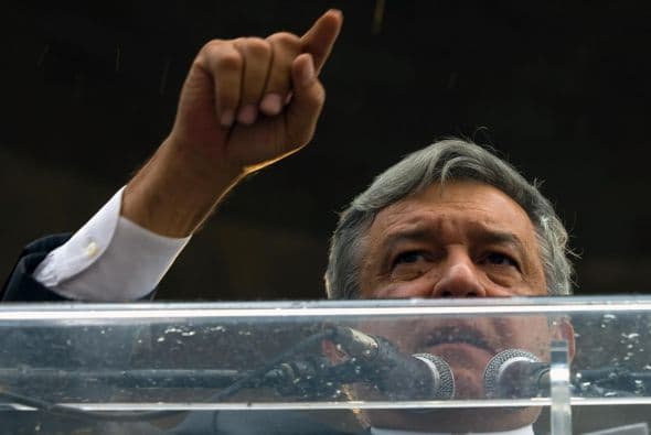 El líder político izquierdista llamó a López Obrador "a mantener la serenidad, mantenerse en el partido y no dividirlo, porque eso únicamente beneficia al PRI y a Enrique Peña Nieto", señaló Ortega, según fue citado en un comunicado del PRD.