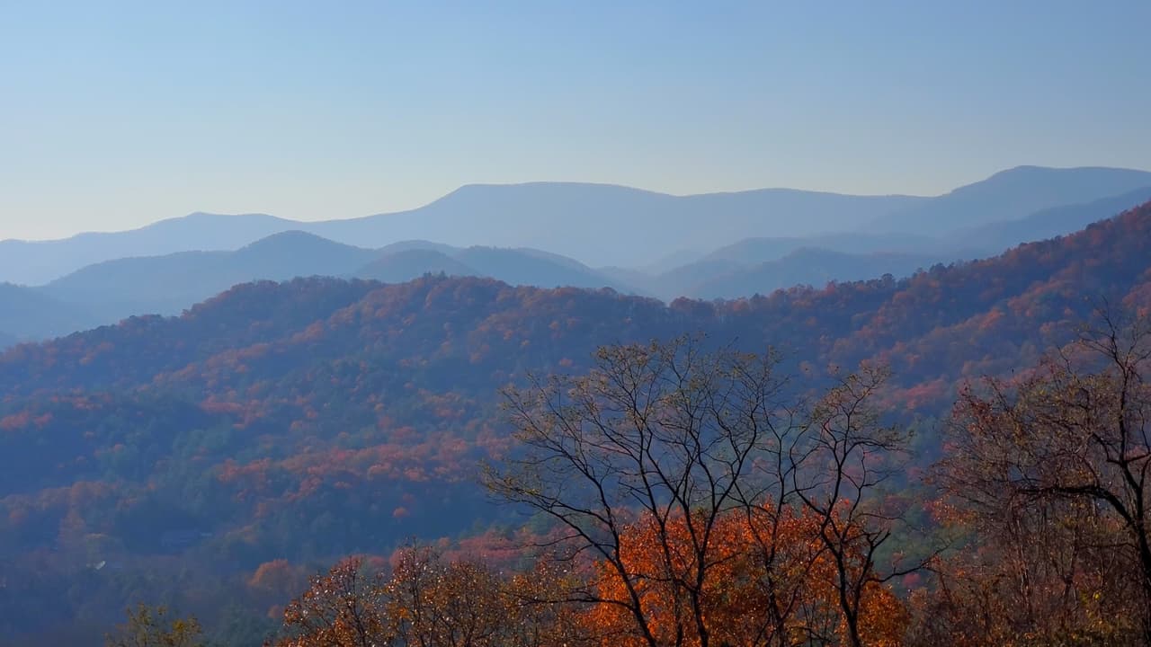 El mirador está a un lado de la carretera, que de hecho te hará conducir por unos minutos en Carolina del Norte.