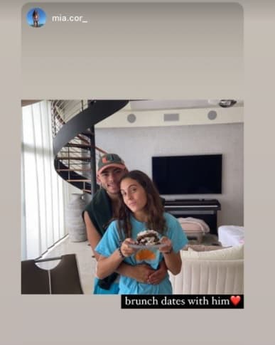 Mia no tardó en responder el mensaje con un "Te quiero" junto a un corazón y él continuó con un "Te quiero más".