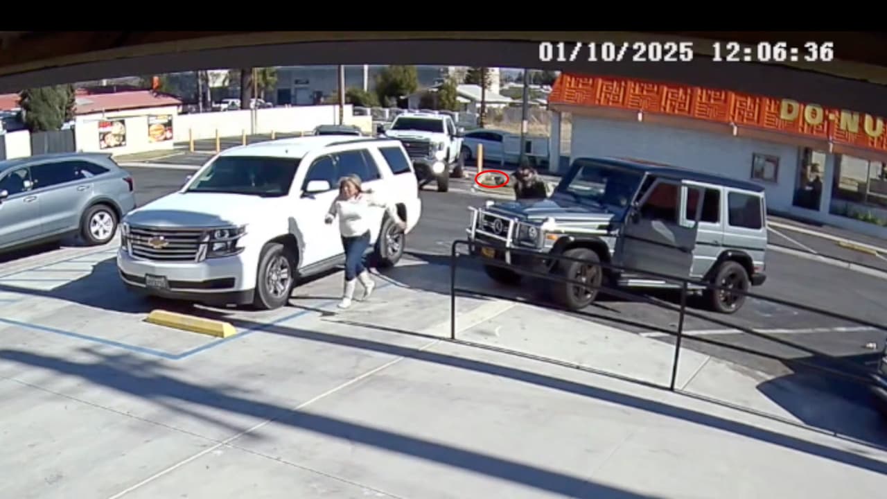 Finalmente, cuando Yesenia intenta volver al restaurante, el sicario le dispara por la espalda y termina con su vida. Un mes después, autoridades lograron detener al agresor y descubrieron el 
<b><a href="https://www.univision.com/local/los-angeles-kmex/detienen-cinco-por-asesinato-por-encargo-yesenia-torres-san-bernardino">complot aparentemente orquestado por el esposo</a></b> de la víctima para asesinarla.