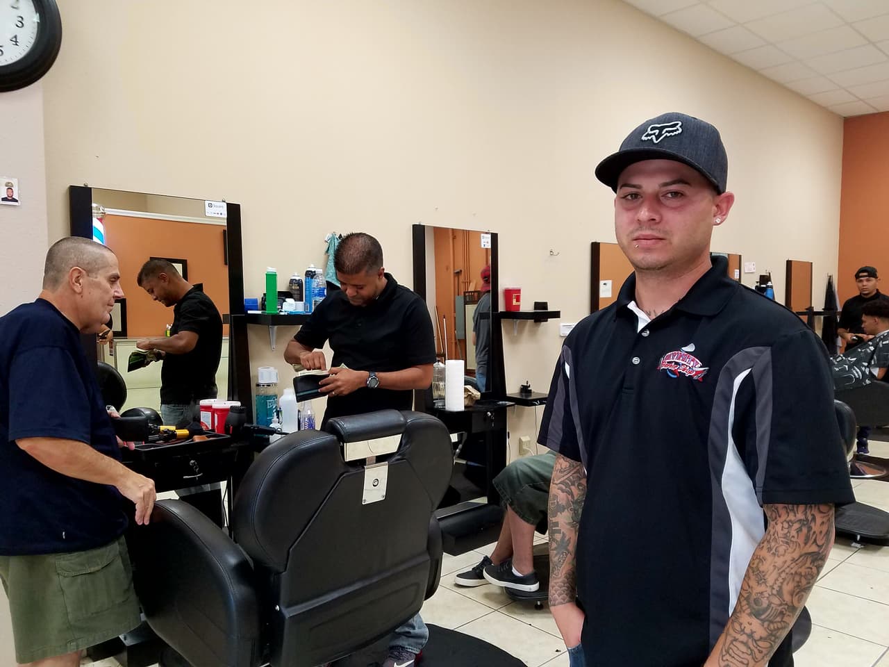 El barbero John Crespo solo votó una vez y fue hace 10 años antes de salir de Puerto Rico