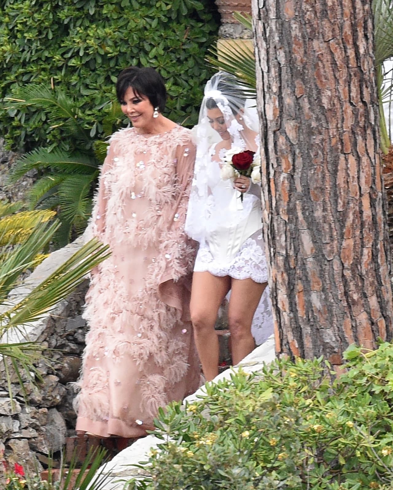 Se le veía feliz al lado de sus hijas para atestiguar el enlace de su retoño mayor.
<br>