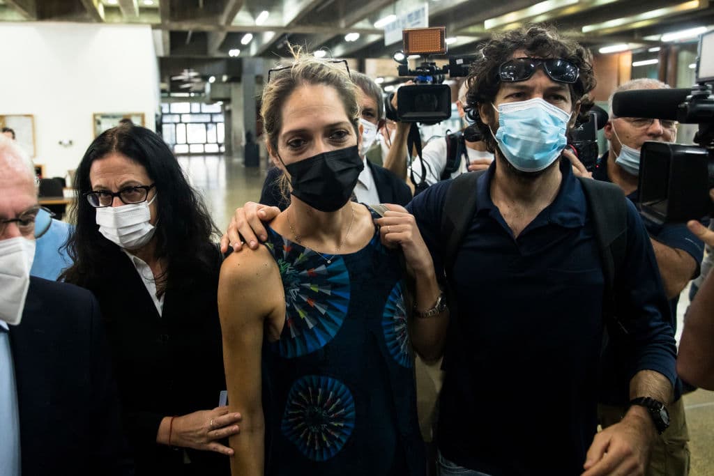 (En el centro) Aya Biran-Nirko, tía paterna de Eitan, llega a una audiencia en la corte por el secuestro de su sobrino.