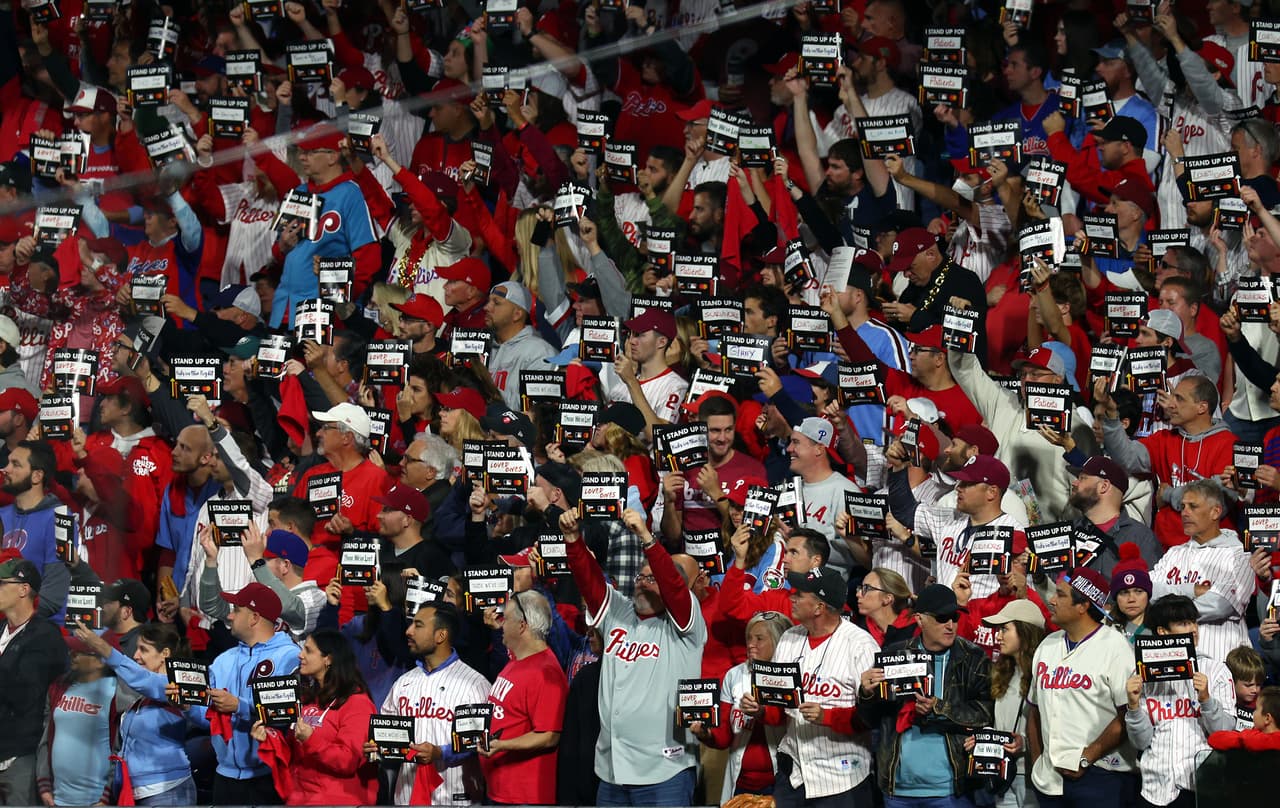 El bateador designado de los Astros,
<b>Trey Mancini</b>, se dirigió a la multitud en Filadelfia el miércoles, menos de tres años después de haber sido diagnosticado con cáncer de colon en etapa III. Mancini se perdió la temporada 2020 mientras se sometía a quimioterapia, pero regresó al campo después de ser declarado libre de cáncer en 2021.