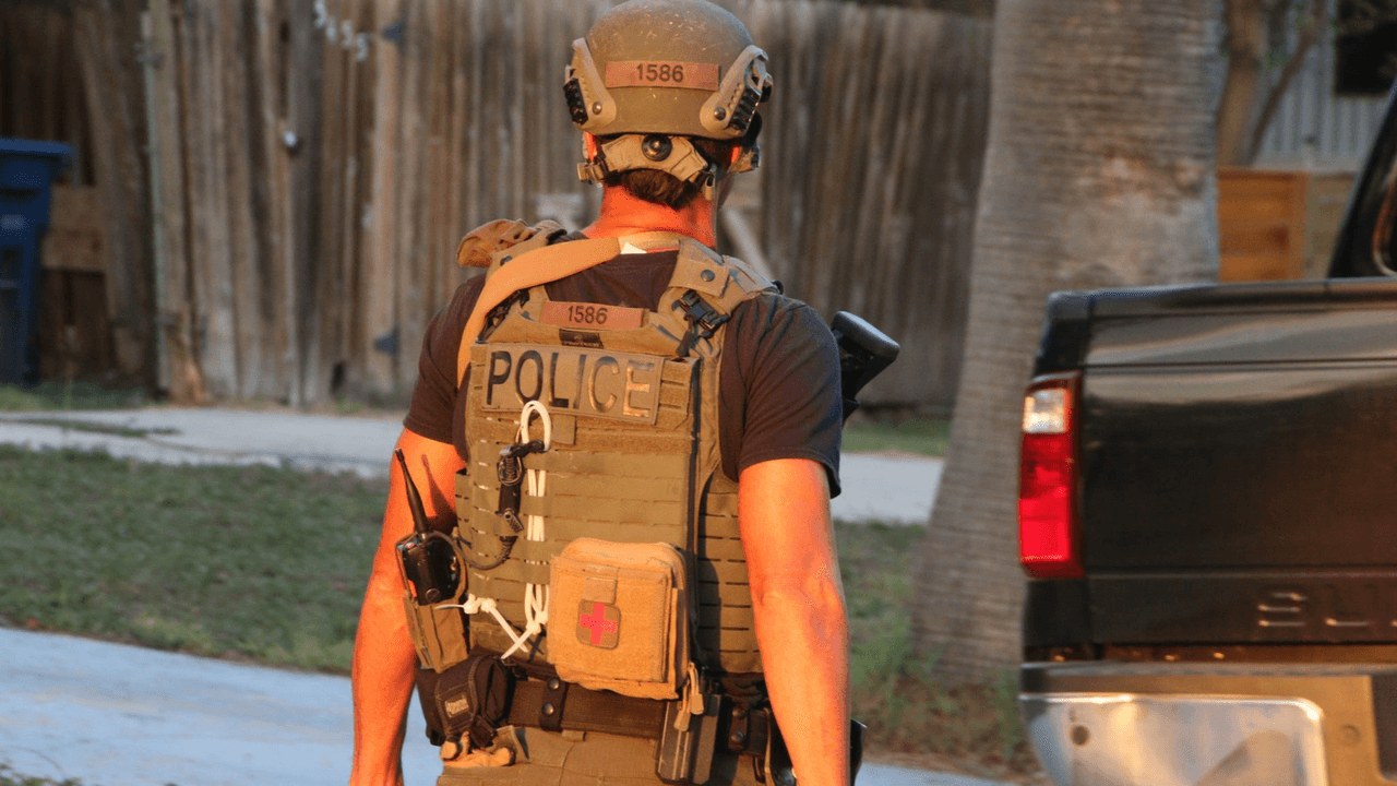 Se atrinchera un sospechoso de disparar hacia casa de vecinos y un perro; lleva así 18 horas