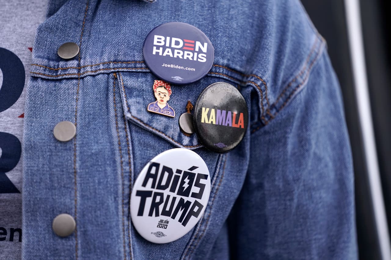 "Adiós Trump", los mensajes de despedida al actual presidente republicano se vieron hasta en pines de los seguidores demócratas.