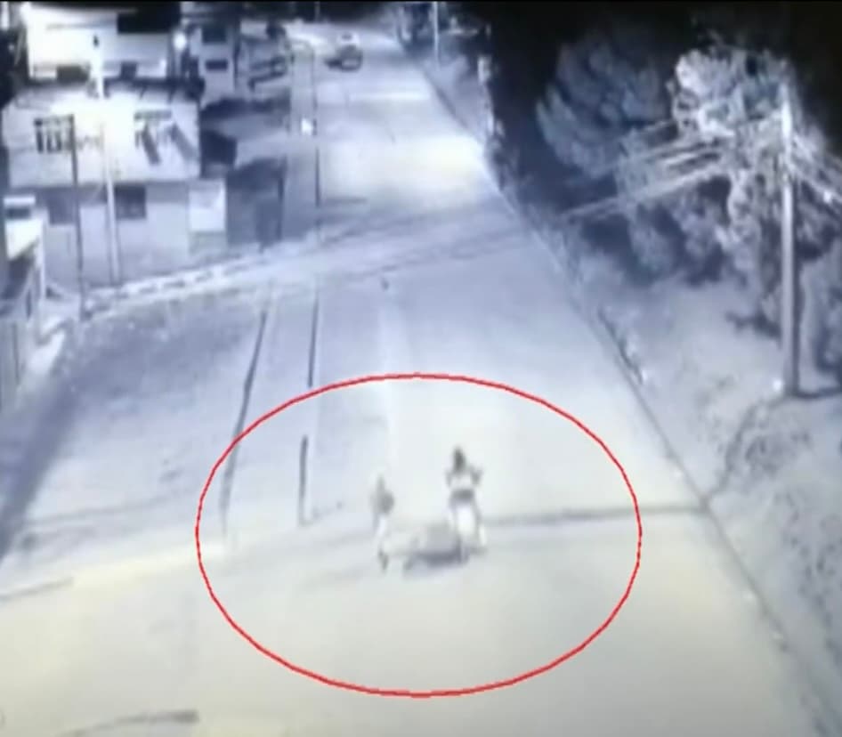 Así, con 37 semanas de gestación, Yepes y un hombre al que le pagó 4,000 dólares llegaron una noche con Álvarez 
<b>para matarla sin piedad y, con un cuchillo, practicarle una cesárea para arrebatarle de sus propias entrañas a su bebé</b>. Una cámara de seguridad captó a la pareja caminando con el niño en brazos en plena madrugada.
<br>