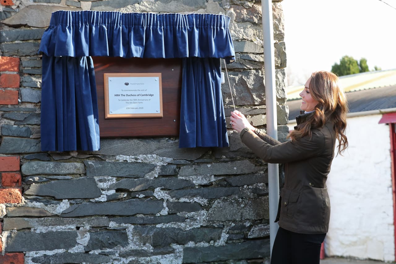 Para esta visita, Middleton se enfundó en un estilo country-chic. Vistió con jeans negros ajustados, botas Penelope Chivers color marrón y una chaqueta Barbour (una de sus marcas británicas favoritas) de color caqui.