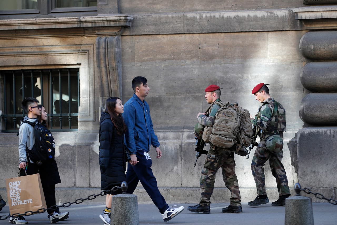 Militares vigilan los alrededores del museo del Louvre después de el incidente