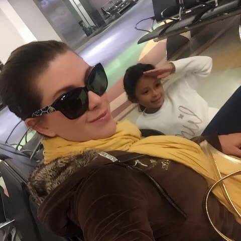 Primero, junto con su hija Dinorah, tuvo que abandonar su casa ya que la zona residencial en la que se localiza ¡se está derrumbando!