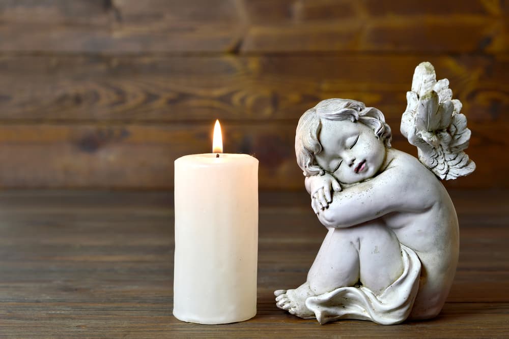 <h3 class="cms-H3-H3">Blanco</h3>
<br>Las velas de color blanco, que se prenden los días lunes, son de las más poderosas para proteger la casa de energías negativas, pues representan la pureza y la armonía. 
<br>Al encenderla, atraerás energía positiva a tu casa y además creas una barrera protectora.
<br>
<br>