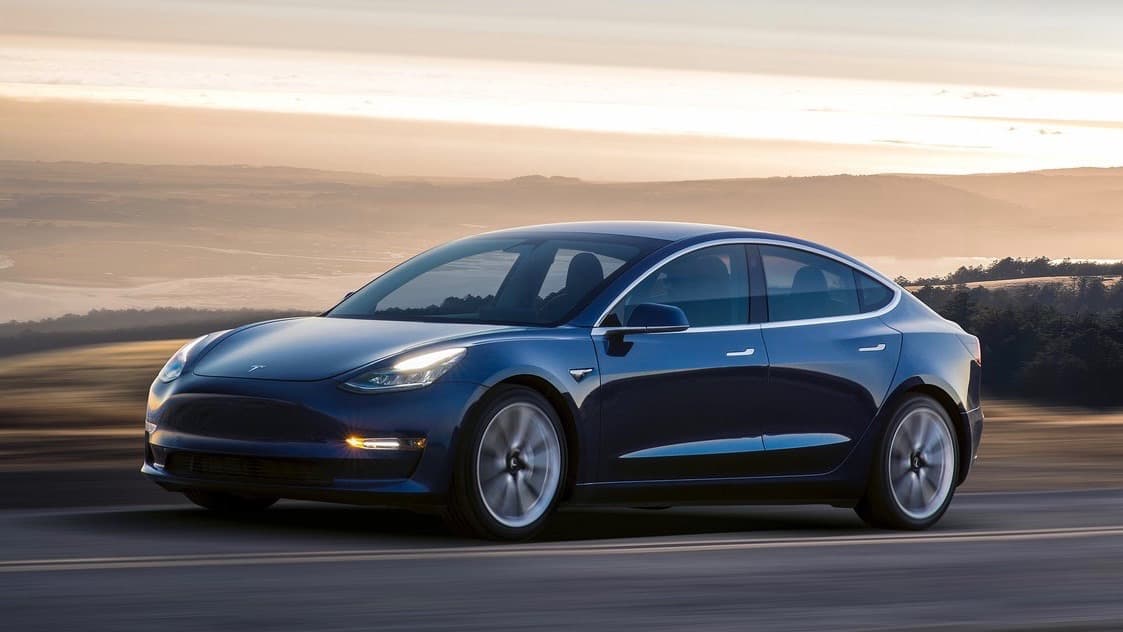 <b>Tesla Model 3</b>
<br>
<br>El esperadísimo tercer modelo de Tesla, el auto que finalmente va a confirmar la habilidad de Tesla de convertirse en un constructor masivo, llegó finalmente en el 2017. Tesla cumplió con sus promesas de ofrecerlo por un precio inicial de 35,000 dólares y con una autonomía de 300 millas. Sin embargo ambas características no son concurrentes ya que las 310 millas solo las alcanza cuando se opta por la batería de largo alcance que sube el precio del vehículo a 44,000 dólares.