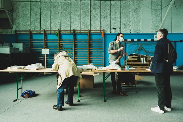 Los vestuarios y las duchas deben permanecer cerrados, pero los baños pueden estar abiertos.