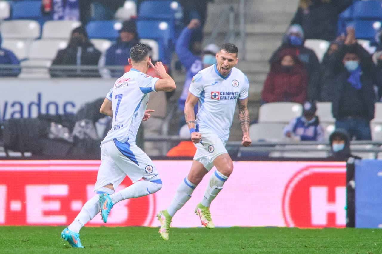 A los 30 minutos, Uriel Antuna abrió el marcador en el 'Gigante de Acero' y se estrenó como goleador con La Máquina.