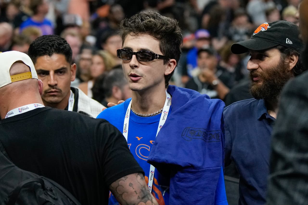 El actor Timothée Chalamet llega antes del quinto partido de las Finales de la NBA entre los New York Knicks y los San Antonio Spurs, el sábado 13 de junio de 2026, en San Antonio.