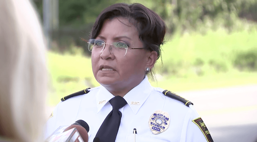 Gina Hawkins, jefa de la Policía de Fayetteville, dijo en una conferencia de prensa que
<b>el sospechoso portaba múltiples armas de fuego</b> mientras se resistía a la
<a href="https://www.univision.com/local/north-carolina-wuvc/investigan-la-muerte-de-una-nina-de-1-ano-en-una-residencia-de-charlotte">orden de arresto.</a>