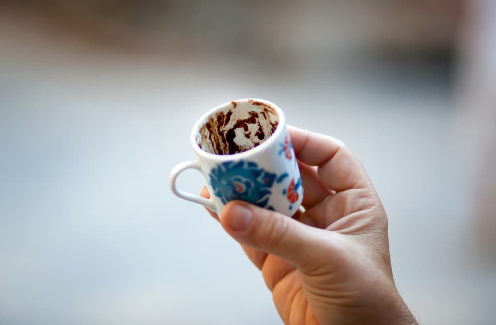 Hay varios métodos, variaciones y por supuesto, recomendaciones para leer el café. Se debe hacer en una taza blanca por dentro, de forma tal que sea fácil distinguir las figuras que se formen. Esta taza debe ser preferentemente de boca ancha y paredes rectas.