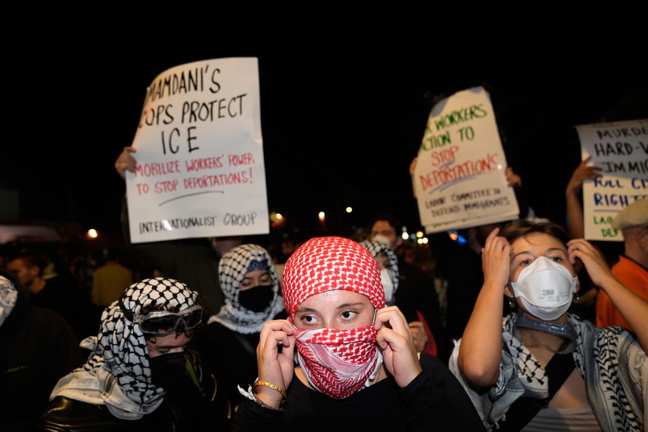 Protestas y reclamos en las calles de Nueva York tras el operativo de ICE que dejó a una persona herida de bala 