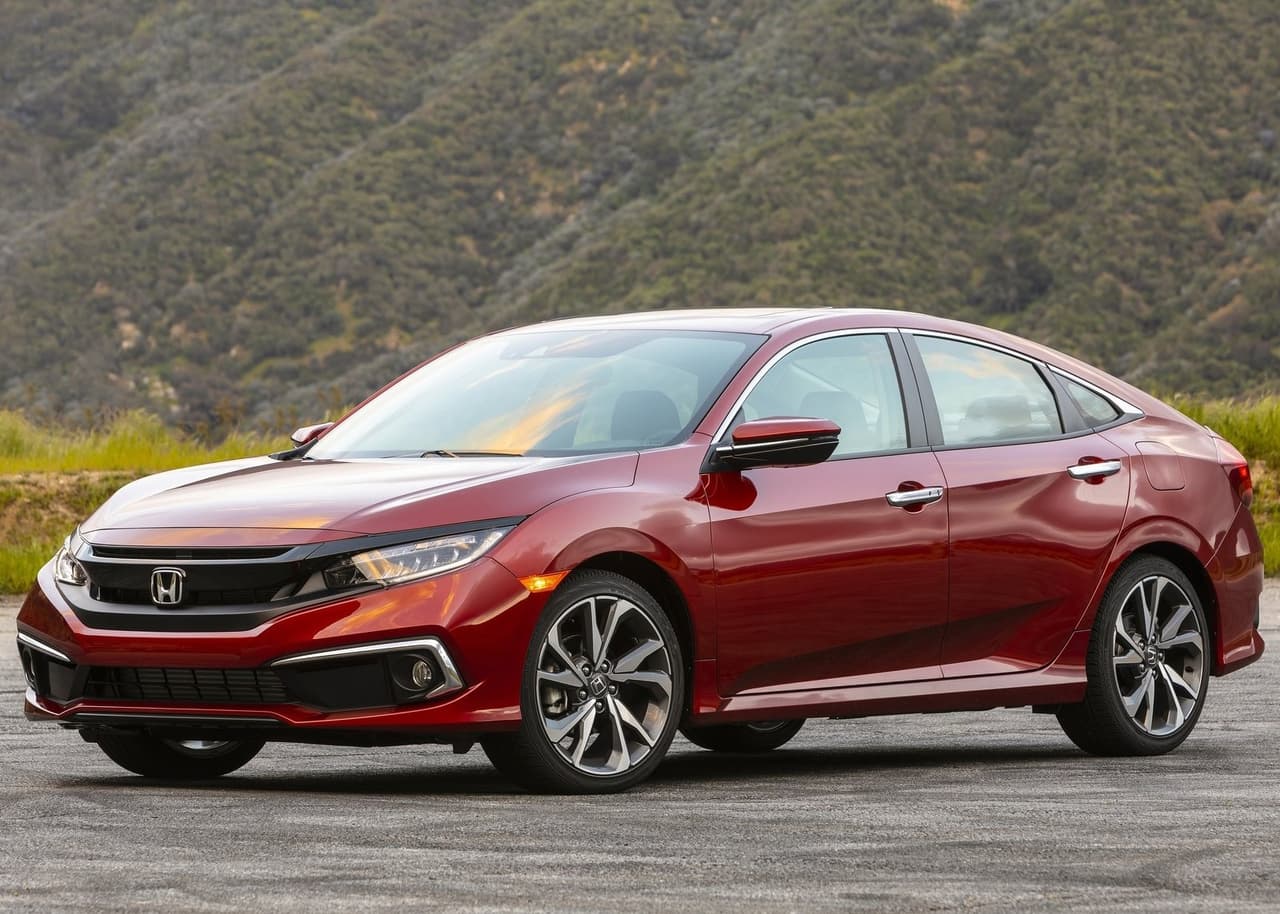 <h3 class="cms-H3-H3"><b>1er. lugar en el segmento de los carros pequeños</b></h3>
<br>
<br>
<u>Honda Civic (Sedán y Coupé)</u>
<br>
<br>Puntaje general de iSeeCars: 9.4 (9.2 para la versión Coupé)
<ul>
 <li>Puntaje de confiabilidad: 9.1 (8.6 para la versión Coupé)</li>
 <li>Puntaje de valor retenido: 9.1 (9.1 para la versión Coupé)</li>
 <li>Puntaje de seguridad: 10 (10 para la versión Coupé)</li>
</ul>
<br>Precio promedio para una unidad con 3 años de uso: $27,043 ($24,529 para la versión Coupé)
<br>