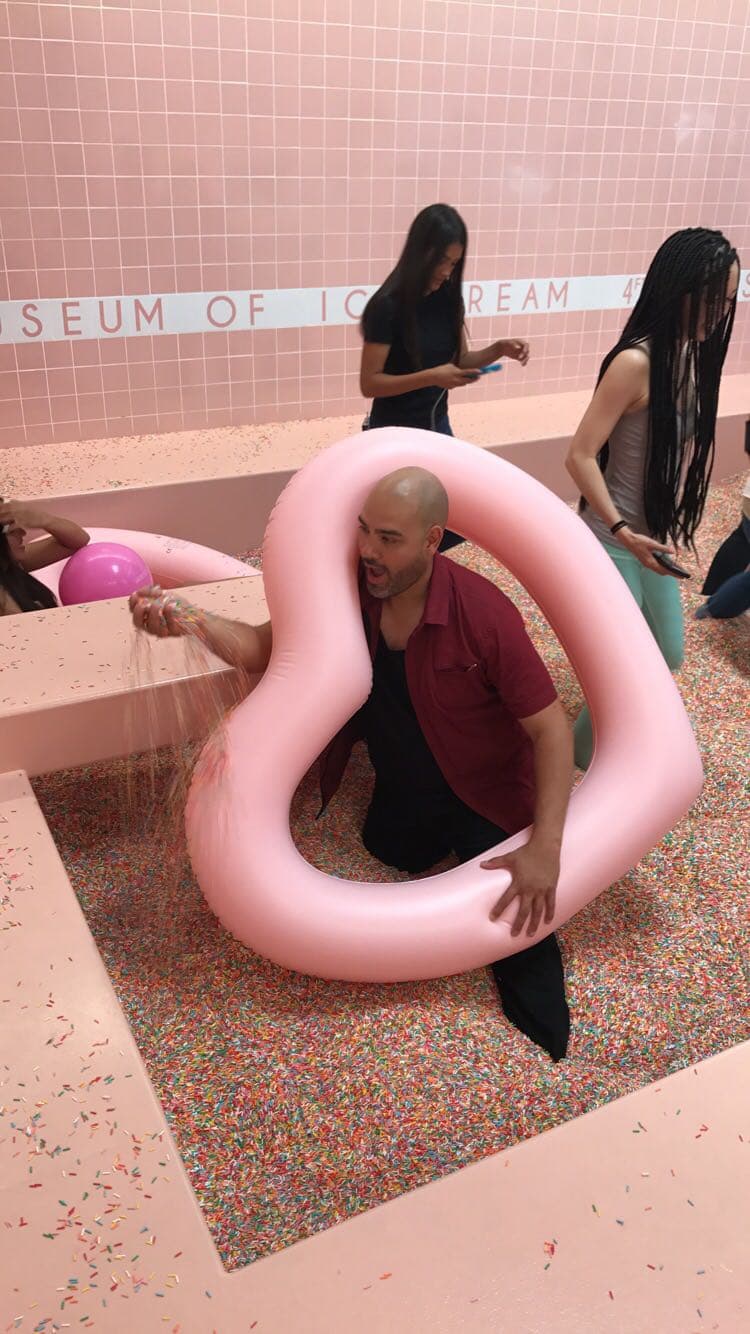 El locutor de 'El Bueno, La Mala y El Feo' estuvo en el museo más importante acerca de helados en el mundo.