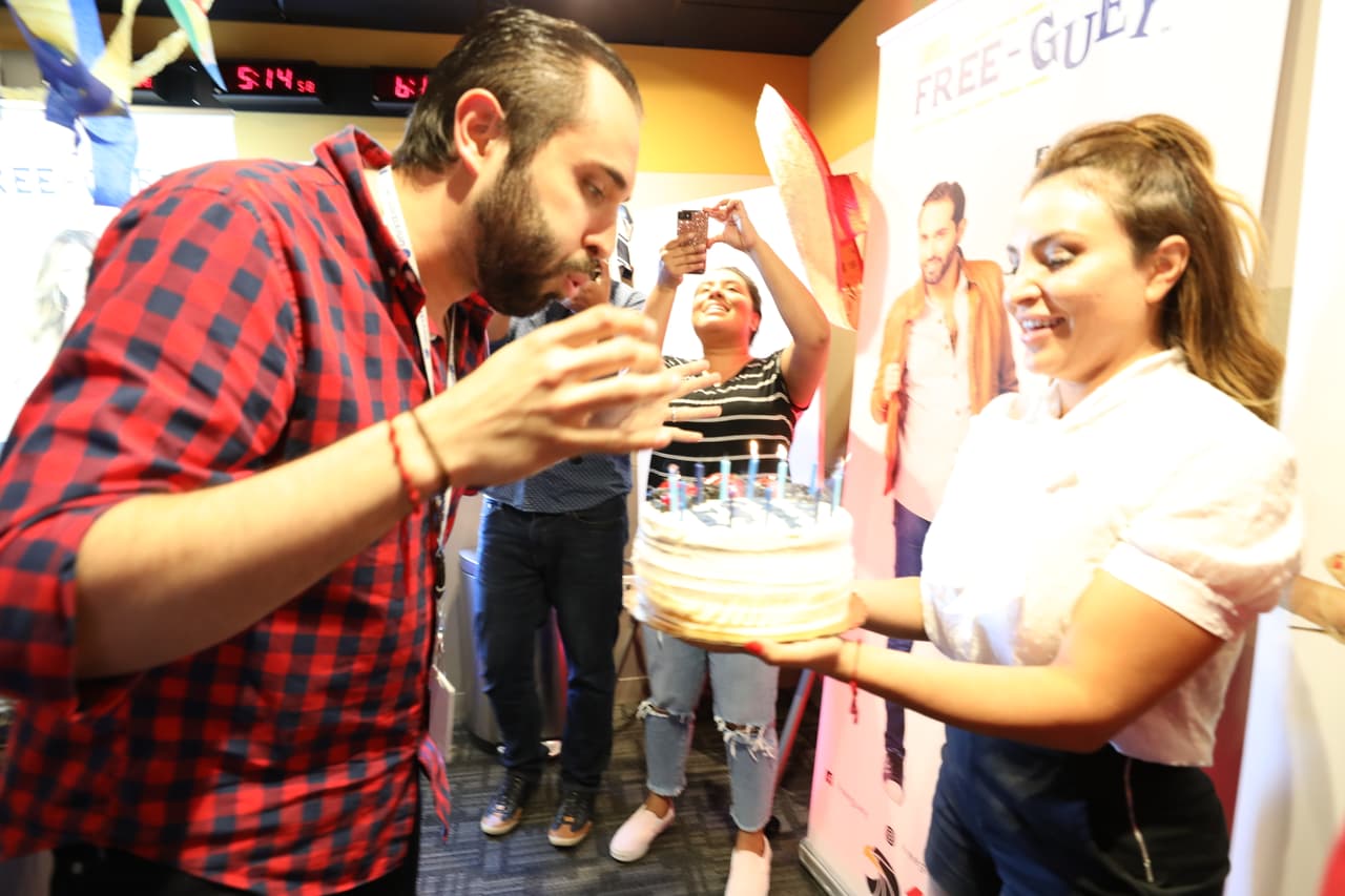 Siguiendo la tradición, el locutor sopló las velas y pidió su deseo.