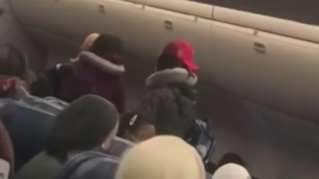 Agresión en el aire: multa millonaria a pasajero de Delta por causar disturbios en pleno vuelo